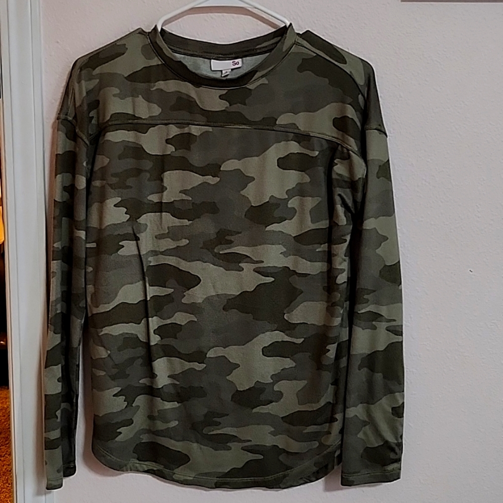 SO Women's Size Small Green Camo Long Sleeve Tee